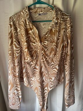 SO Women's Tan & White Swirl Long-Sleeve Bodysuit